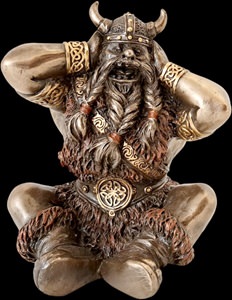 Tæt på detaljer af vikingekriger figur der holder sig for ørerne
